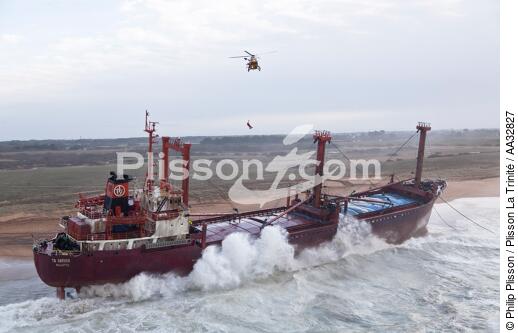A cargo of 109 meters, the TK Bremen, ran aground on the night of Thursday 15 to Friday 16, December 2011 near the Ria of Etel in Morbihan [AT] - © Philip Plisson / Plisson La Trinité / AA32827 - Photo Galleries - Helicopter