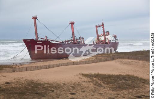 A cargo of 109 meters, the TK Bremen, ran aground on the night of Thursday 15 to Friday 16, December 2011 near the Ria of Etel in Morbihan [AT] - © Philip Plisson / Pêcheur d’Images / AA32828 - Photo Galleries - TK Bremen grounding
