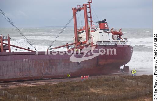 A cargo of 109 meters, the TK Bremen, ran aground on the night of Thursday 15 to Friday 16, December 2011 near the Ria of Etel in Morbihan [AT] - © Philip Plisson / Plisson La Trinité / AA32829 - Photo Galleries - TK Bremen grounding