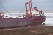 A cargo of 109 meters, the TK Bremen, ran aground on the night of Thursday 15 to Friday 16, December 2011 near the Ria of Etel in Morbihan [AT] © Philip Plisson / Plisson La Trinité / AA32829 - Photo Galleries - Running aground