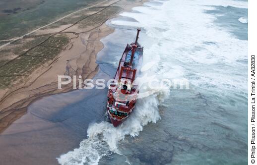 A cargo of 109 meters, the TK Bremen, ran aground on the night of Thursday 15 to Friday 16, December 2011 near the Ria of Etel in Morbihan [AT] - © Philip Plisson / Plisson La Trinité / AA32830 - Photo Galleries - Running aground