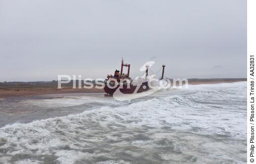 A cargo of 109 meters, the TK Bremen, ran aground on the night of Thursday 15 to Friday 16, December 2011 near the Ria of Etel in Morbihan [AT] - © Philip Plisson / Plisson La Trinité / AA32831 - Photo Galleries - Weather