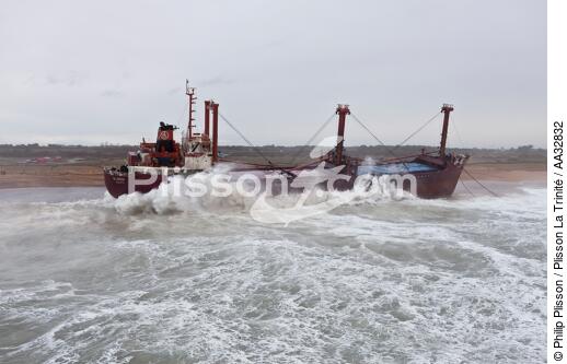 A cargo of 109 meters, the TK Bremen, ran aground on the night of Thursday 15 to Friday 16, December 2011 near the Ria of Etel in Morbihan [AT] - © Philip Plisson / Plisson La Trinité / AA32832 - Photo Galleries - Cargo ship