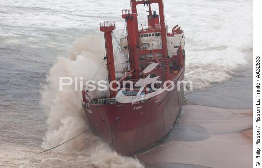 A cargo of 109 meters, the TK Bremen, ran aground on the night of Thursday 15 to Friday 16, December 2011 near the Ria of Etel in Morbihan [AT] - © Philip Plisson / Plisson La Trinité / AA32833 - Photo Galleries - Storm at sea