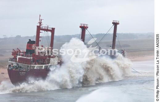 A cargo of 109 meters, the TK Bremen, ran aground on the night of Thursday 15 to Friday 16, December 2011 near the Ria of Etel in Morbihan [AT] - © Philip Plisson / Plisson La Trinité / AA32835 - Photo Galleries - Storm at sea