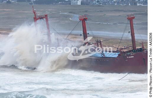 A cargo of 109 meters, the TK Bremen, ran aground on the night of Thursday 15 to Friday 16, December 2011 near the Ria of Etel in Morbihan [AT] - © Philip Plisson / Plisson La Trinité / AA32836 - Photo Galleries - Storm at sea