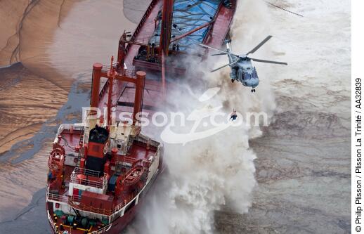 Un cargo de 109 mètres, le TK Bremen, s'est échoué dans la nuit du jeudi 15 au vendredi 16 décembre 2011 près de la Ria d'Etel dans le Morbihan - © Philip Plisson / Plisson La Trinité / AA32839 - Nos reportages photos - Hélicoptère
