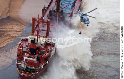 A cargo of 109 meters, the TK Bremen, ran aground on the night of Thursday 15 to Friday 16, December 2011 near the Ria of Etel in Morbihan [AT] - © Philip Plisson / Plisson La Trinité / AA32840 - Photo Galleries - Military helicopter