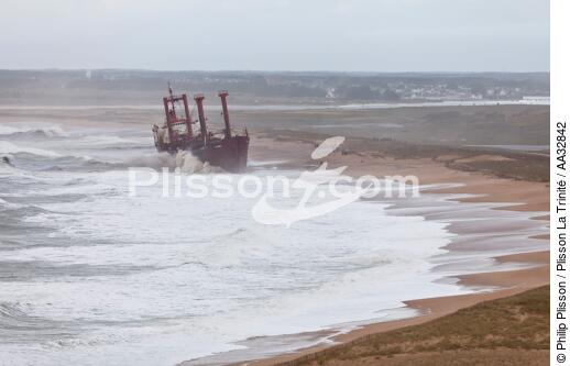 A cargo of 109 meters, the TK Bremen, ran aground on the night of Thursday 15 to Friday 16, December 2011 near the Ria of Etel in Morbihan [AT] - © Philip Plisson / Plisson La Trinité / AA32842 - Photo Galleries - Erdeven