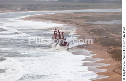 A cargo of 109 meters, the TK Bremen, ran aground on the night of Thursday 15 to Friday 16, December 2011 near the Ria of Etel in Morbihan [AT] - © Philip Plisson / Plisson La Trinité / AA32843 - Photo Galleries - Storm at sea