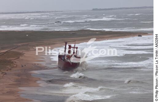 A cargo of 109 meters, the TK Bremen, ran aground on the night of Thursday 15 to Friday 16, December 2011 near the Ria of Etel in Morbihan [AT] - © Philip Plisson / Plisson La Trinité / AA32844 - Photo Galleries - Running aground