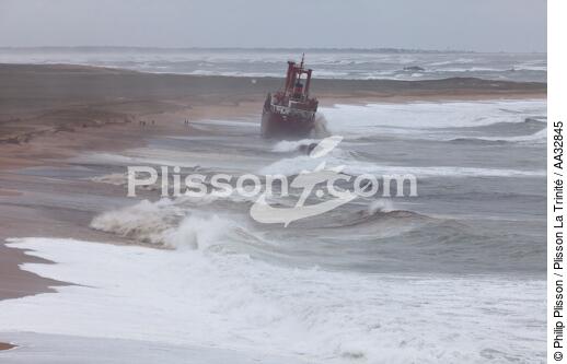 A cargo of 109 meters, the TK Bremen, ran aground on the night of Thursday 15 to Friday 16, December 2011 near the Ria of Etel in Morbihan [AT] - © Philip Plisson / Plisson La Trinité / AA32845 - Photo Galleries - Storm at sea
