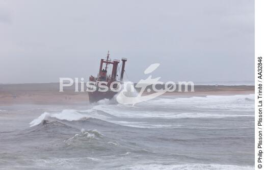 A cargo of 109 meters, the TK Bremen, ran aground on the night of Thursday 15 to Friday 16, December 2011 near the Ria of Etel in Morbihan [AT] - © Philip Plisson / Plisson La Trinité / AA32846 - Photo Galleries - Storm at sea