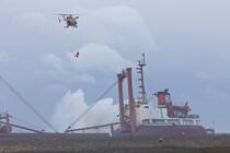Un cargo de 109 mètres, le TK Bremen, s'est échoué dans la nuit du jeudi 15 au vendredi 16 décembre 2011 près de la Ria d'Etel dans le Morbihan © Philip Plisson / Plisson La Trinité / AA32847 - Nos reportages photos - Hélicoptère