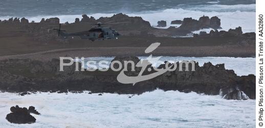The storm Joachim on the Brittany coast. [AT] - © Philip Plisson / Plisson La Trinité / AA32860 - Photo Galleries - Military helicopter