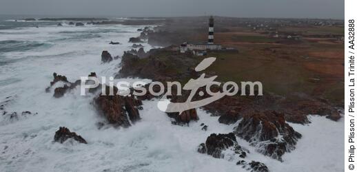 The storm Joachim on the Brittany coast. [AT] - © Philip Plisson / Plisson La Trinité / AA32888 - Photo Galleries - Lighthouse [29]