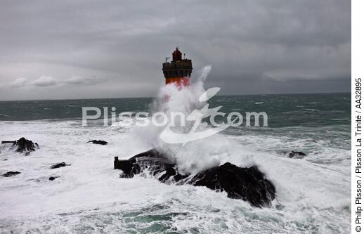 The storm Joachim on the Brittany coast. [AT] - © Philip Plisson / Plisson La Trinité / AA32895 - Photo Galleries - Lighthouse [29]