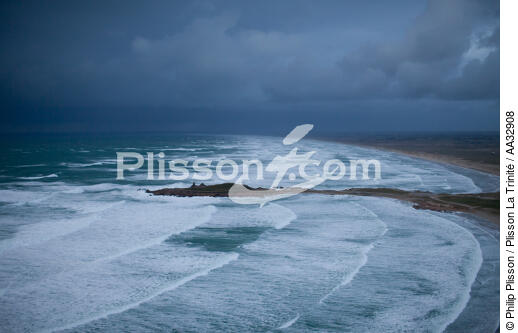 La Torche - © Philip Plisson / Plisson La Trinité / AA32908 - Nos reportages photos - Ciel gris