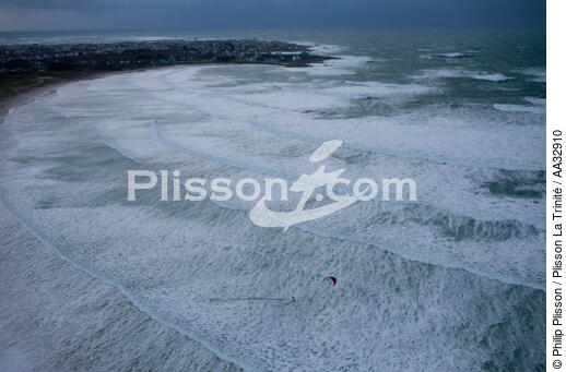 La Torche, en Kitesurf - © Philip Plisson / Plisson La Trinité / AA32910 - Nos reportages photos - Mer agitée