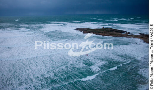 La Torche, en Kitesurf - © Philip Plisson / Plisson La Trinité / AA32915 - Nos reportages photos - La tempête Joachim sur les côtes bretonnes
