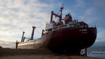 La déconstruction du cargo TK Bremen sur la plage d'Erdeven © Philip Plisson / Plisson La Trinité / AA32919 - Nos reportages photos - Termes divers