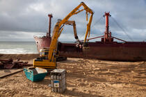 The deconstruction of cargo TK Bremen on the beach of Erdeven [AT] © Philip Plisson / Plisson La Trinité / AA32921 - Photo Galleries - Cargo ship
