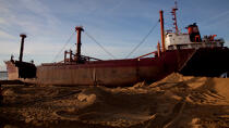 La déconstruction du cargo TK Bremen sur la plage d'Erdeven © Philip Plisson / Plisson La Trinité / AA32922 - Nos reportages photos - Ville [56]