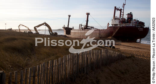 La déconstruction du cargo TK Bremen sur la plage d'Erdeven - © Philip Plisson / Plisson La Trinité / AA32923 - Nos reportages photos - Pollution