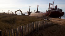 The deconstruction of cargo TK Bremen on the beach of Erdeven [AT] © Philip Plisson / Plisson La Trinité / AA32923 - Photo Galleries - Coastal landscape