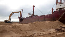 La déconstruction du cargo TK Bremen sur la plage d'Erdeven © Philip Plisson / Plisson La Trinité / AA32924 - Nos reportages photos - Plage