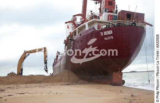 La déconstruction du cargo TK Bremen sur la plage d'Erdeven - © Philip Plisson / Plisson La Trinité / AA32926 - Nos reportages photos - Pollution