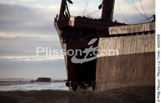 La déconstruction du cargo TK Bremen sur la plage d'Erdeven - © Philip Plisson / Plisson La Trinité / AA32928 - Nos reportages photos - Erdeven