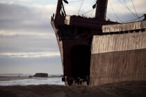 La déconstruction du cargo TK Bremen sur la plage d'Erdeven © Philip Plisson / Plisson La Trinité / AA32928 - Nos reportages photos - Paysage littoral
