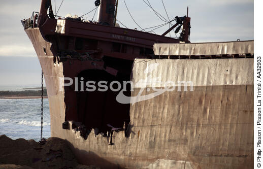 La déconstruction du cargo TK Bremen sur la plage d'Erdeven - © Philip Plisson / Plisson La Trinité / AA32933 - Nos reportages photos - Pollution