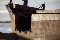 La déconstruction du cargo TK Bremen sur la plage d'Erdeven © Philip Plisson / Plisson La Trinité / AA32933 - Nos reportages photos - Ville [56]