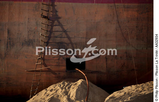 La déconstruction du cargo TK Bremen sur la plage d'Erdeven - © Philip Plisson / Plisson La Trinité / AA32934 - Nos reportages photos - Ville [56]