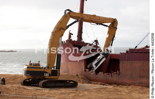 The deconstruction of cargo TK Bremen on the beach of Erdeven [AT] - © Philip Plisson / Plisson La Trinité / AA32938 - Photo Galleries - Erdeven
