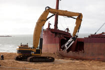 La déconstruction du cargo TK Bremen sur la plage d'Erdeven © Philip Plisson / Plisson La Trinité / AA32938 - Nos reportages photos - Ville [56]