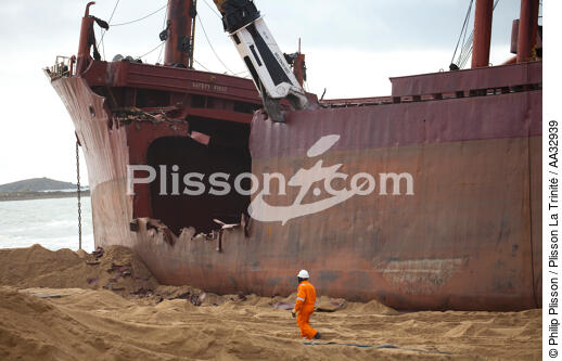 La déconstruction du cargo TK Bremen sur la plage d'Erdeven - © Philip Plisson / Plisson La Trinité / AA32939 - Nos reportages photos - Ville [56]