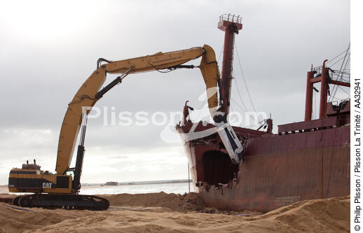 The deconstruction of cargo TK Bremen on the beach of Erdeven [AT] - © Philip Plisson / Plisson La Trinité / AA32941 - Photo Galleries - Maritime transport