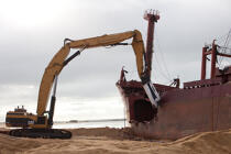 The deconstruction of cargo TK Bremen on the beach of Erdeven [AT] © Philip Plisson / Plisson La Trinité / AA32941 - Photo Galleries - Morbihan