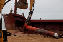 La déconstruction du cargo TK Bremen sur la plage d'Erdeven. © Philip Plisson / Plisson La Trinité / AA32942 - Nos reportages photos - Ville [56]