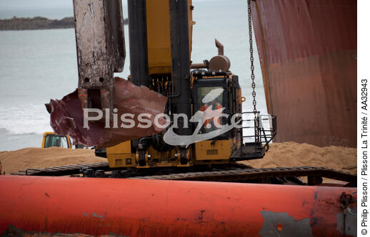 The deconstruction of cargo TK Bremen on the beach of Erdeven. [AT] - © Philip Plisson / Plisson La Trinité / AA32943 - Photo Galleries - Cargo ship