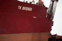 La déconstruction du cargo TK Bremen sur la plage d'Erdeven. © Philip Plisson / Plisson La Trinité / AA32944 - Nos reportages photos - Erdeven