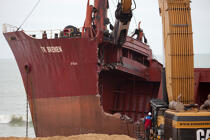 La déconstruction du cargo TK Bremen sur la plage d'Erdeven. © Philip Plisson / Plisson La Trinité / AA32945 - Nos reportages photos - Erdeven