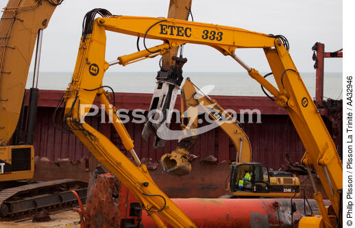 La déconstruction du cargo TK Bremen sur la plage d'Erdeven. - © Philip Plisson / Plisson La Trinité / AA32946 - Nos reportages photos - Echouage