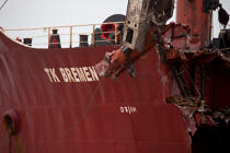 La déconstruction du cargo TK Bremen sur la plage d'Erdeven. © Philip Plisson / Plisson La Trinité / AA32947 - Nos reportages photos - Erdeven