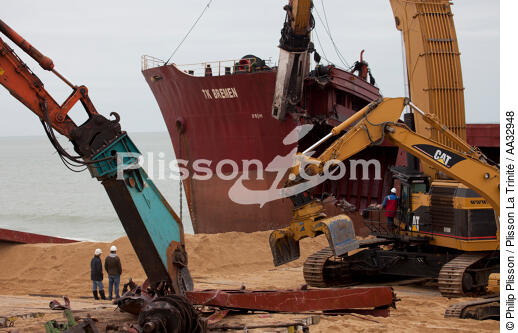 La déconstruction du cargo TK Bremen sur la plage d'Erdeven. - © Philip Plisson / Plisson La Trinité / AA32948 - Nos reportages photos - Echouage