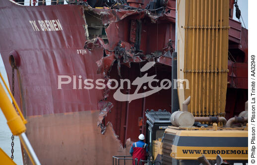 La déconstruction du cargo TK Bremen sur la plage d'Erdeven. - © Philip Plisson / Plisson La Trinité / AA32949 - Nos reportages photos - Ville [56]