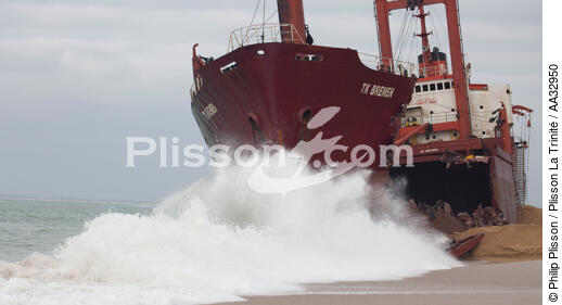 La déconstruction du cargo TK Bremen sur la plage d'Erdeven. - © Philip Plisson / Plisson La Trinité / AA32950 - Nos reportages photos - Cargo
